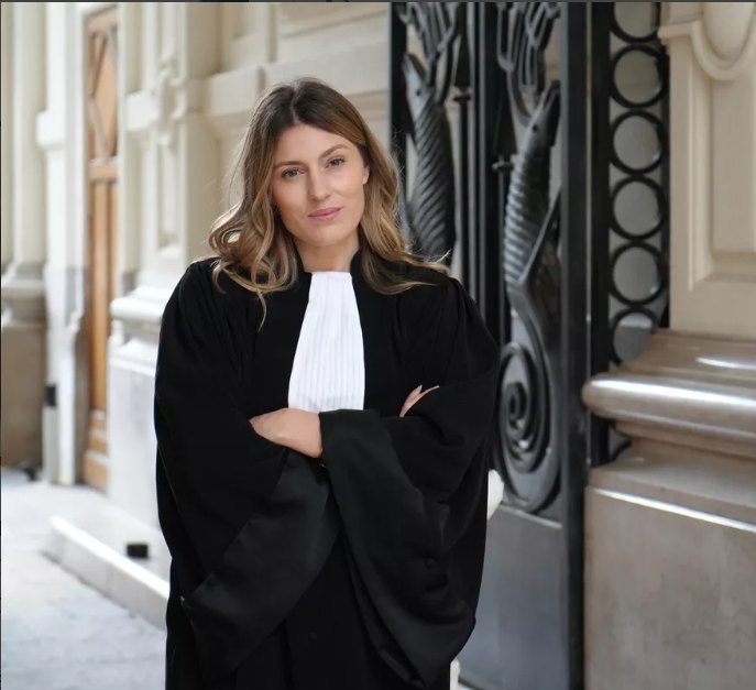 Camille Henry, avocate, devant le palais de justice